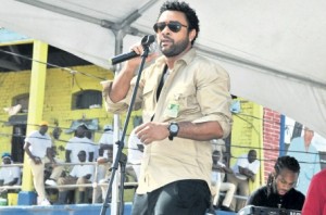Shaggy performs for inmates