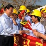 Visiting Chinese Vice President Xi Jinping (L, front) shakes hands with a worker during the ground-breaking ceremony for the Montego Bay Convention Center,